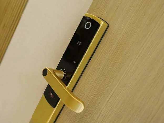 z3417557315587_f0102e53d4394157501cf450f9c6ab0d khóa từ vân tay căn hộ